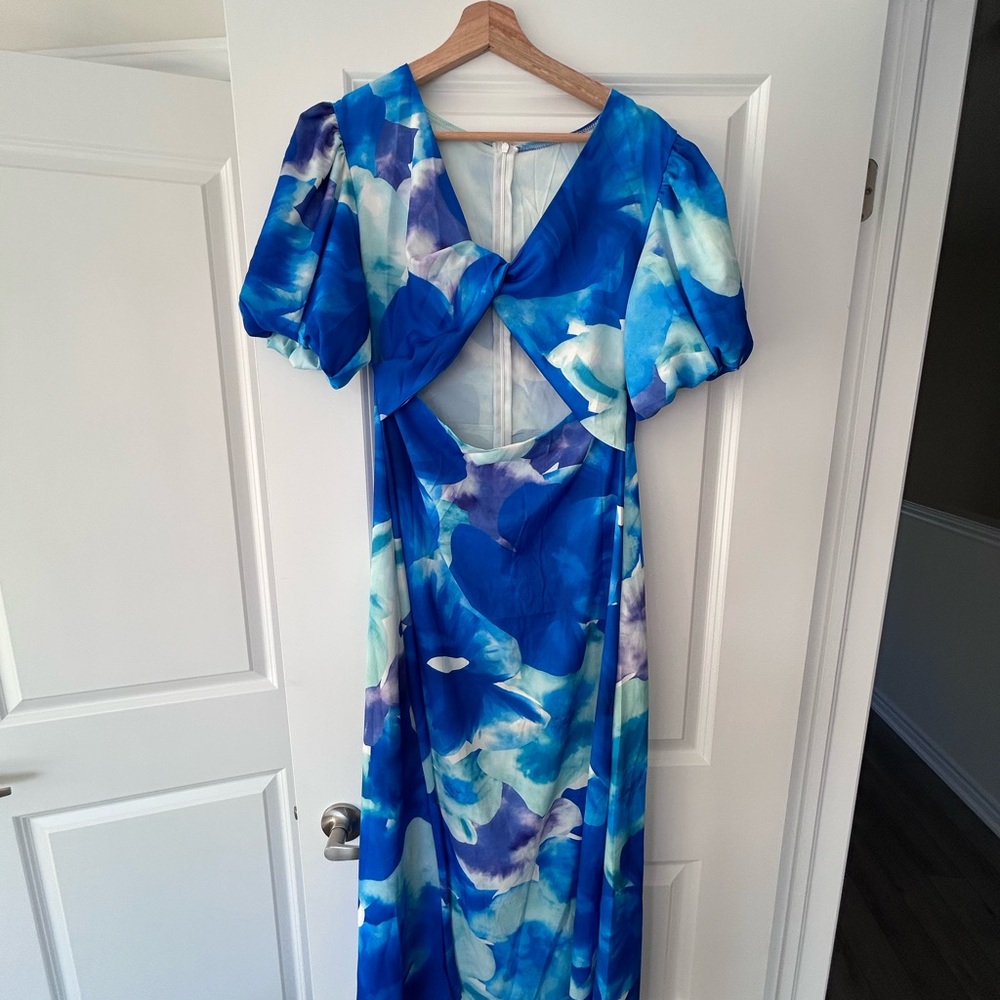 BLUE FLORAL V-NECK TWIST ACCENT MIDI DRESS never worn